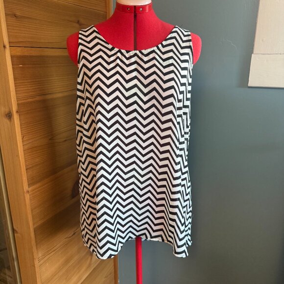 Misia Black and White Chevron Patterned Sleeveless Top - L - Picture 1 of 8